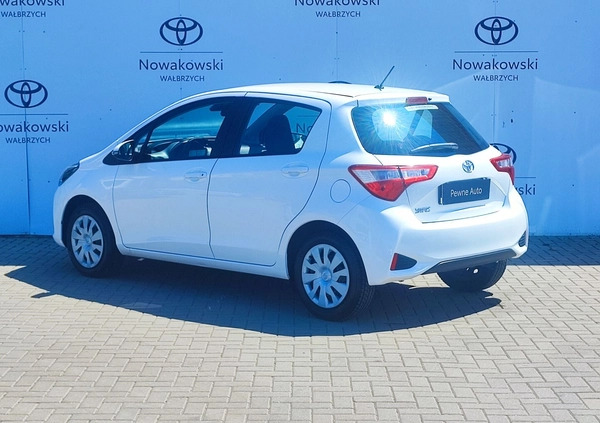 Toyota Yaris cena 49900 przebieg: 51575, rok produkcji 2017 z Wałbrzych małe 211